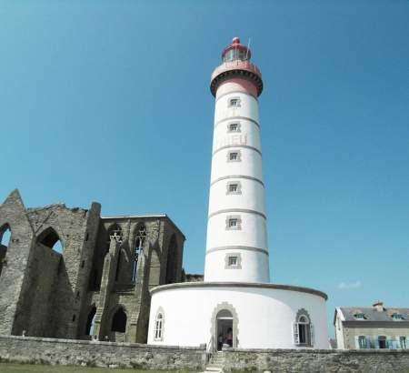Le phare et les ruines
